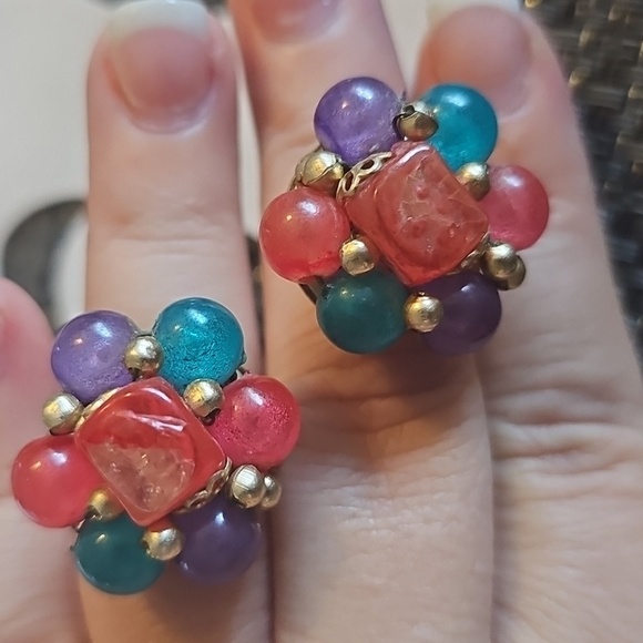 🦋 Vintage Colorful Beaded Clip On Earrings signed Hong Kong - Picture 5 of 5